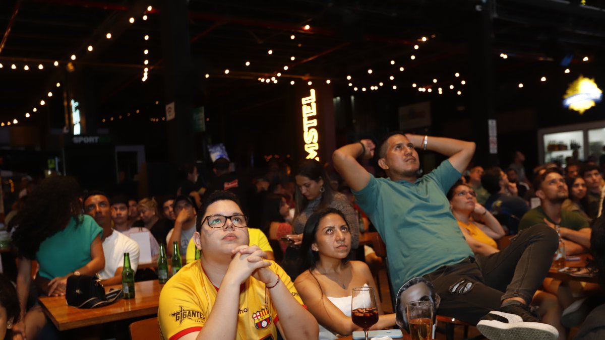 Reactivación. Decenas de personas acudieron la noche del sábado a la plaza Sports Garden, en la avenida Carlos Julio Arosemena, para observar el combate de Marlon ‘Chito’ Vera.