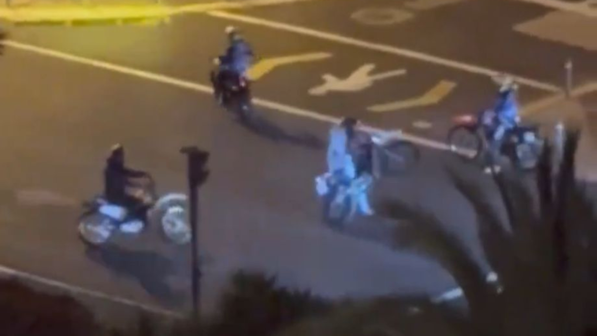 Hecho. Los conductores realizaron piruetas en la vía.