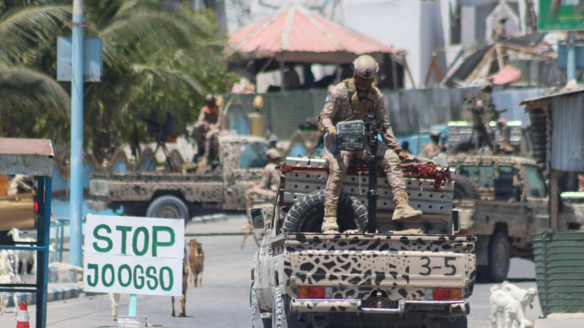 Miembros de las fuerzas de seguridad bloquean las calles de acceso al Hotel SYL, en Mogadiscio