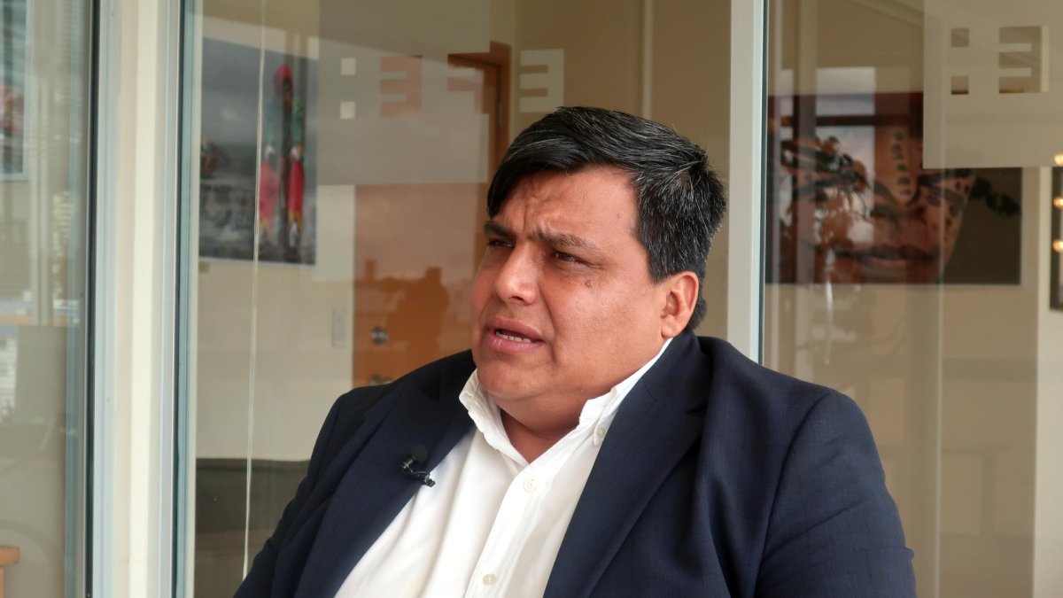 El presidente de la Confederación de Federaciones de Transporte Pesado del Ecuador (Confetrape), René Gómez, habla durante una entrevista con EFE.