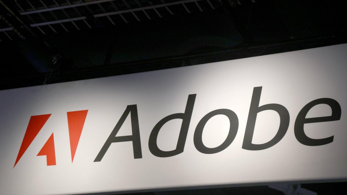 Logo.- Un letrero muestra la marca de Adobe.