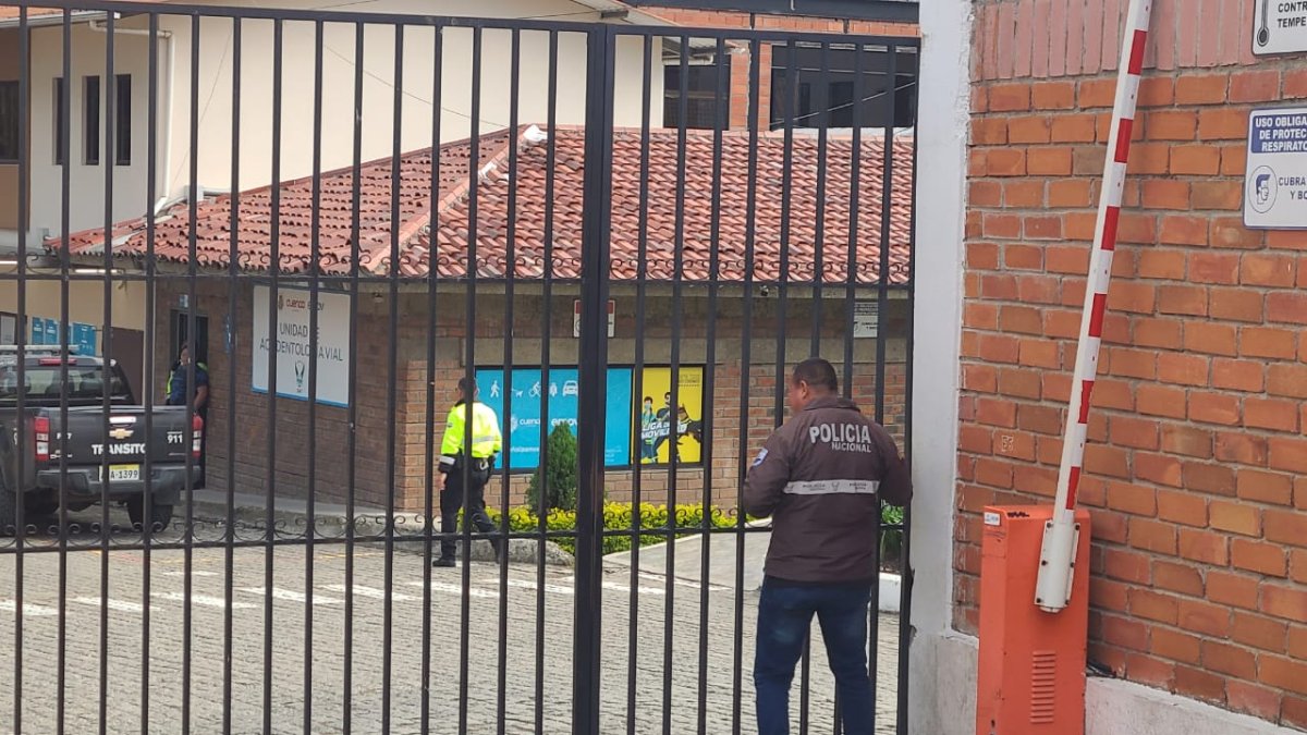 Las oficinas de la EMOV EP fueron allanadas la tarde del jueves por la Fiscalía de Azuay y la Policía Judicial.