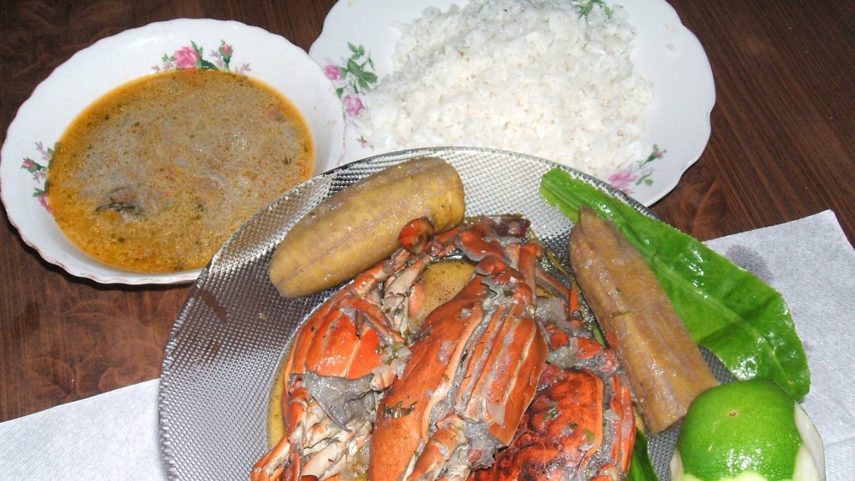 Esta planta que crece libremente se pica y se agrega para darle ese sabor tradicional a toda variedad de comida de los esmeraldeños.