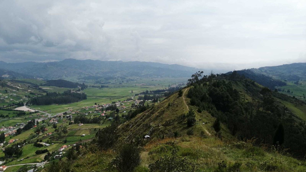El cerro Puguin,  conocido como Francés Urco o cerro del francés, ubicado a 18 kilómetros del Parque Calderón.