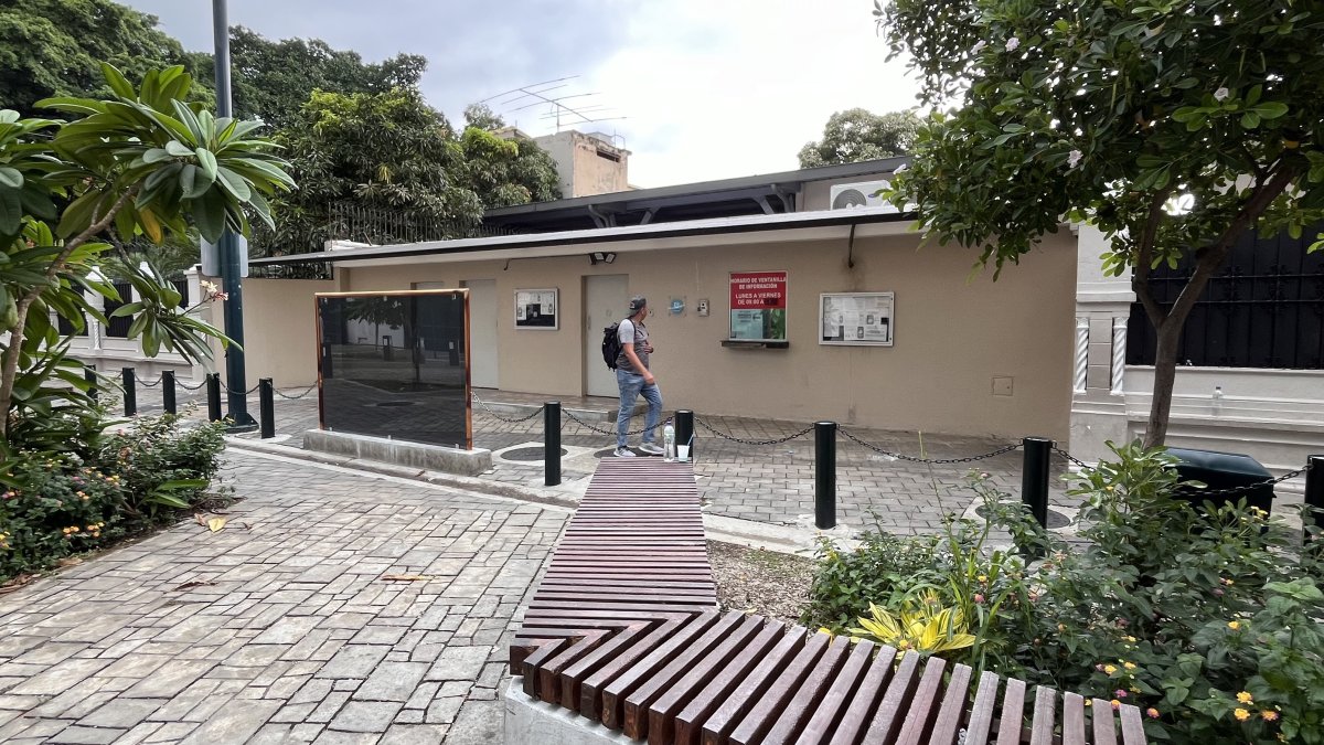 Instalaciones. El Consulado de España, ubicado en las calles Tungurahua, entre Lizardo García y Vélez, atienden de 09:00 a 11:00, según un letrero.