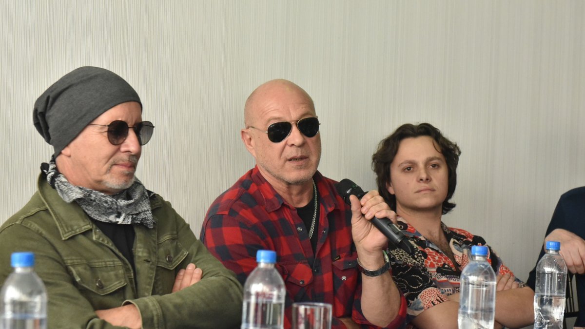 Miguel Tapia (D) en la rueda de prensa en Quito.
