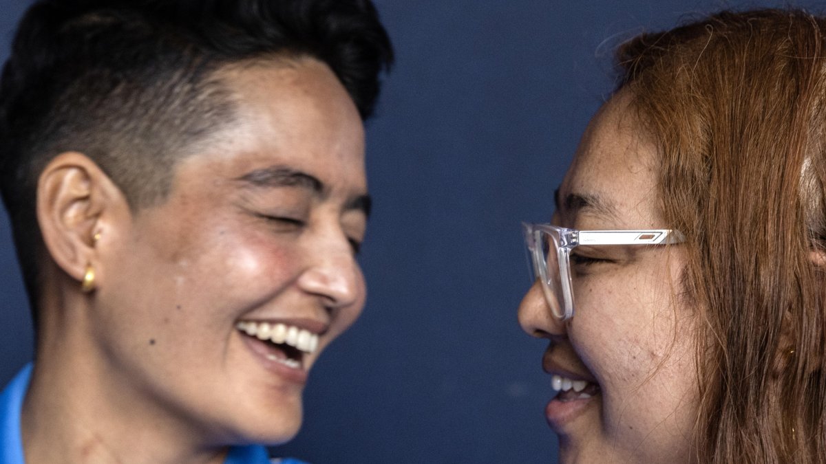 Escena. Anju (izq) y Suprita (dcha), ambas de 33 años, sonríen en una conferencia de prensa en Katmandú,