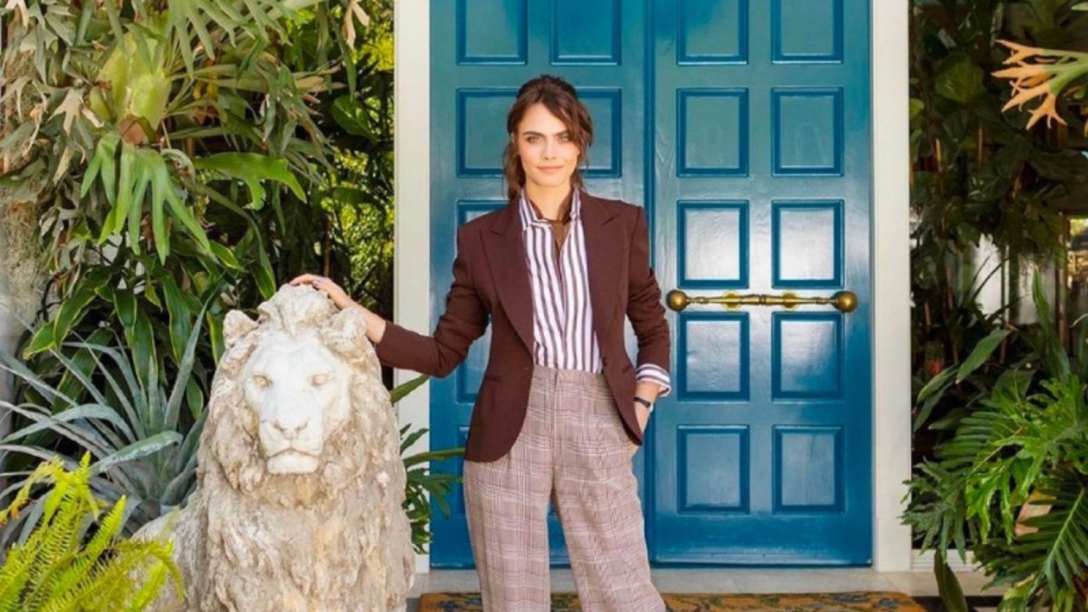 Cara Delevingne posando en su casa en 2021.