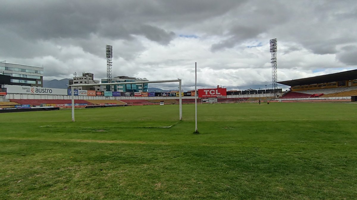 El mal estado de la cancha del Serrano Aguilar hizo que deje de ser sede del Deportivo Cuenca. Ya se trabaja en dos fases de su recuperación.