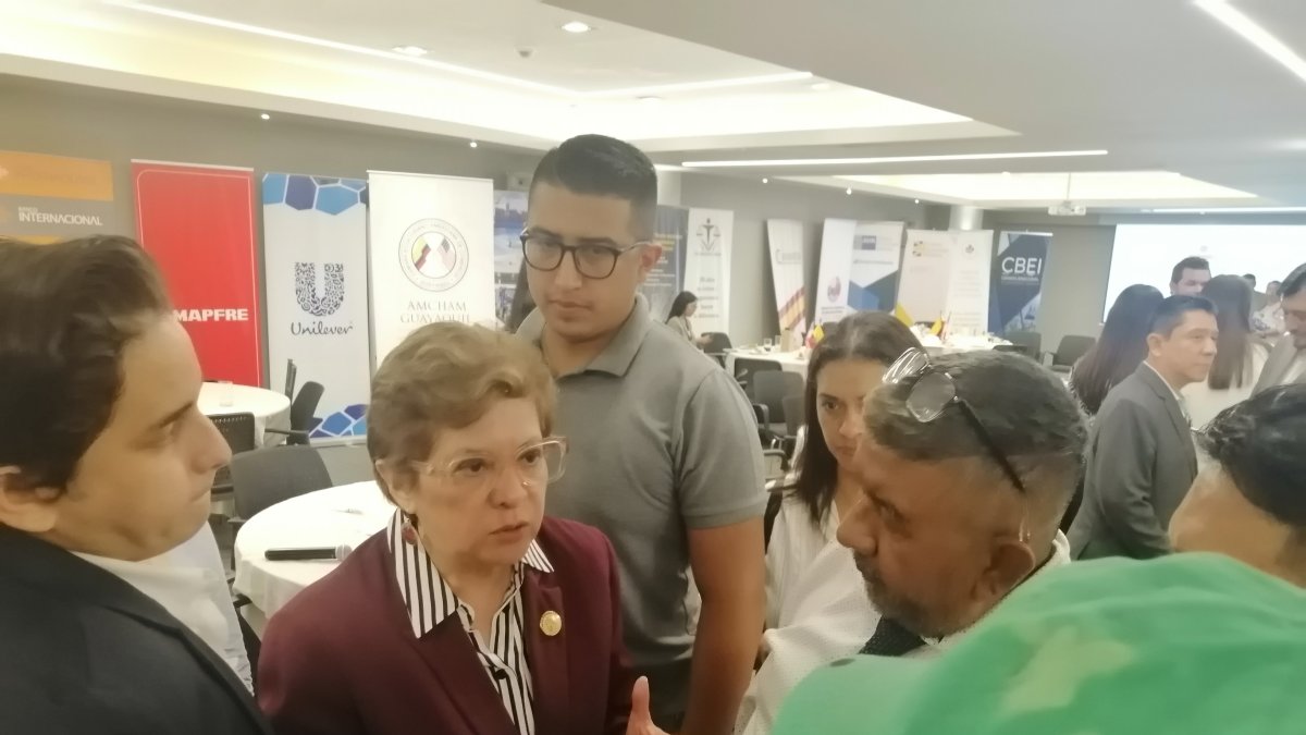 Autoridad.- Ivonne Núñez, ministra de Trabajo de Ecuador rodeada de empresarios y comerciantes en Guayaquil.