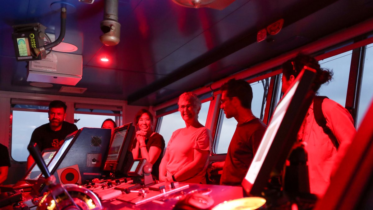 La exministra ecuatoriana de Ambiente, Yolanda Kakabadse, dialoga con miembros de la organización ambientalista Greenpeace.