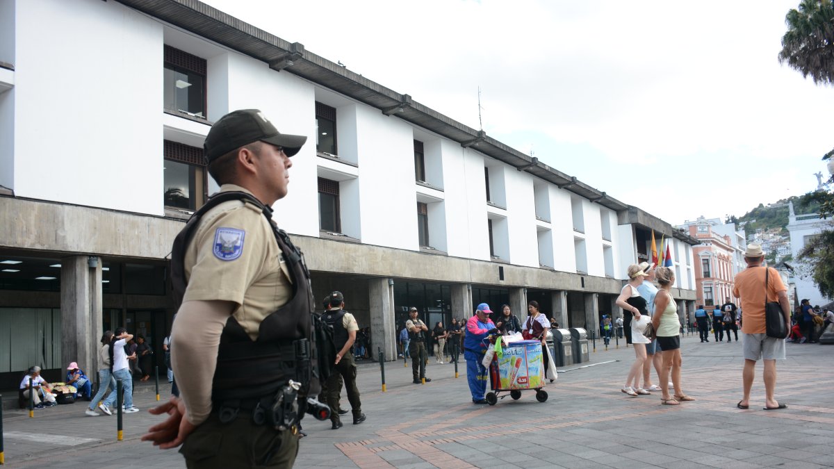 Quito es una de las ciudades donde rige el toque de queda.