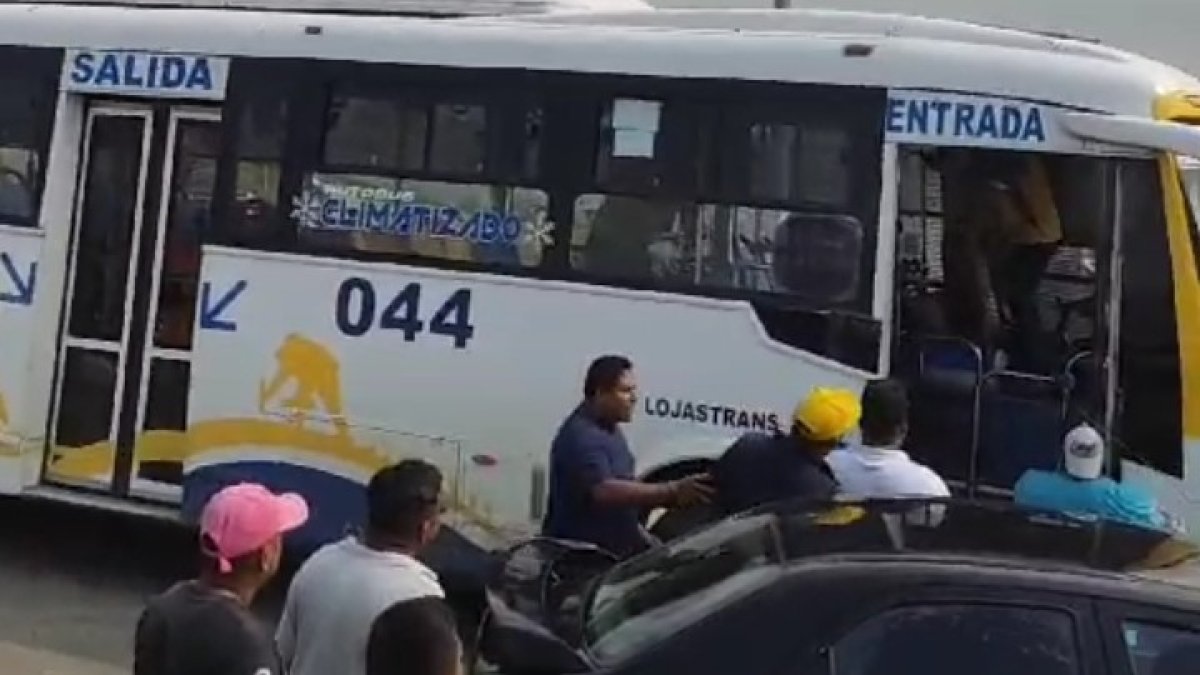 El ataque al bus y al conductor se produjo en presencia  de agentes de la CT, según el video que circula en redes.