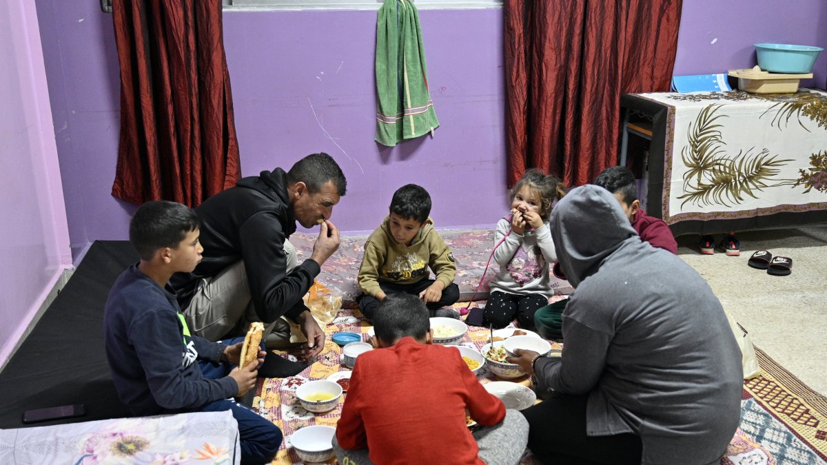 Zamzam y su familia, que huyeron de la aldea de Beit Lif, en el sur del Líbano, el primer día del mes sagrado del Ramadán en la sala de una de las escuelas refugio.