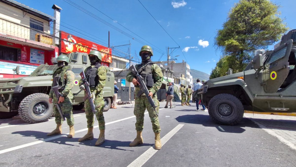 Militares y policías se encuentran en las instalaciones del reclusorio.