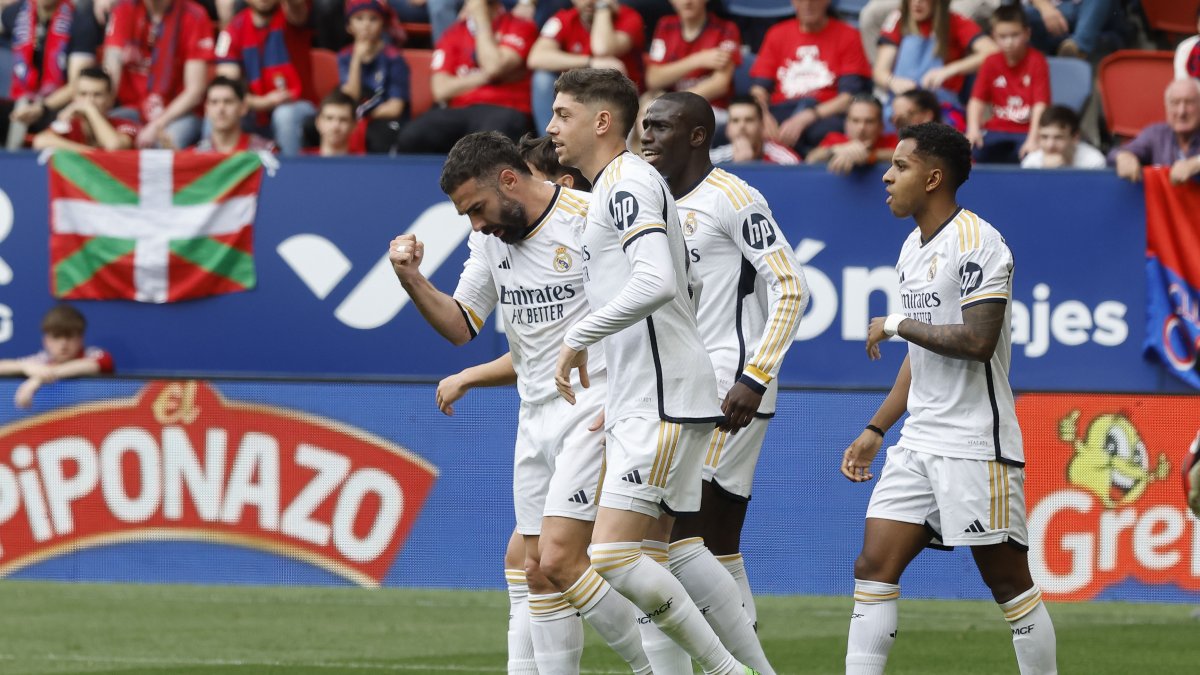 El defensa del Real Madrid Daniel Carvajal (i), celebra su gol contra Osasuna, en el partido de la LaLiga EA Sports.