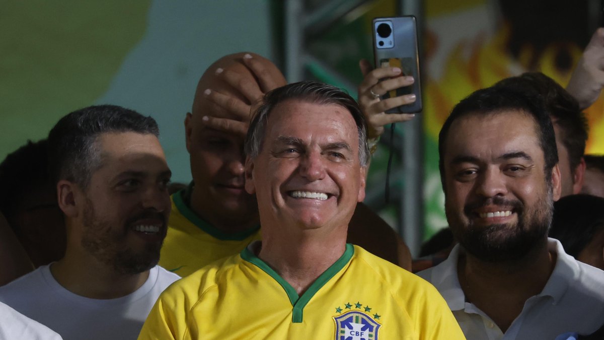  El expresidente de Brasil, Jair Bolsonaro, reacciona en el lanzamiento de la candidatura para alcalde de Río de Janeiro de Alexandre Ramagem este sábado, en Río de Janeiro (Brasil).