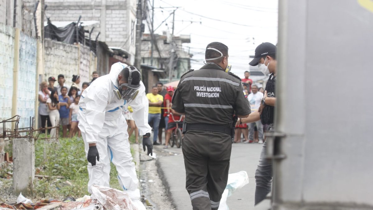 Miembros de criminalística llegaron hasta donde se encontraba el cuerpo desmembrado.
