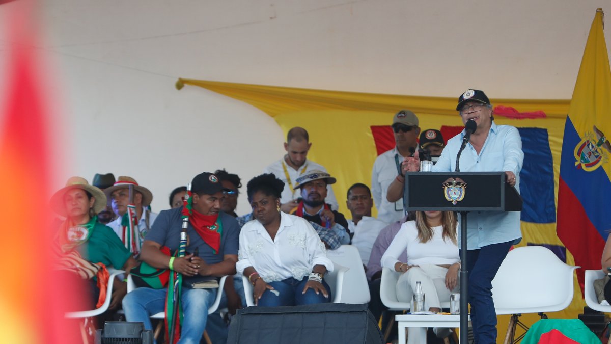 El presidente de Colombia, Gustavo Petro, habla junto a la vicepresidenta, Francia Márquez, durante la movilización 'Minga, en Cali.