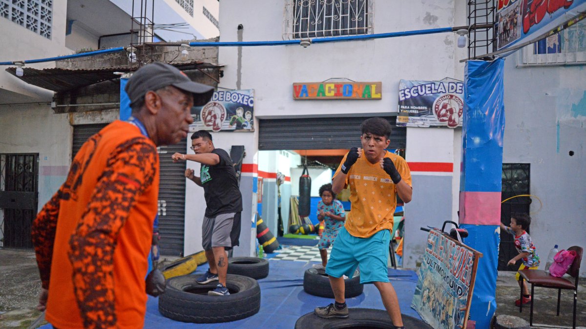 Con la mirada Sixto Chamorro sigue el trabajo de sus alumnos entre la calle y su gimnasio.