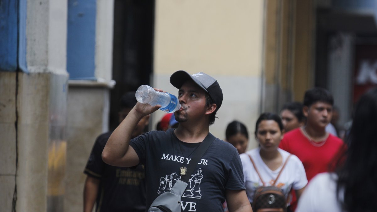 Ciudadanos se hidratan y buscan sombra en la ciudad. 