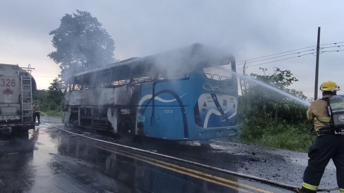 El bus se quemó completamente en medio de la carretera.