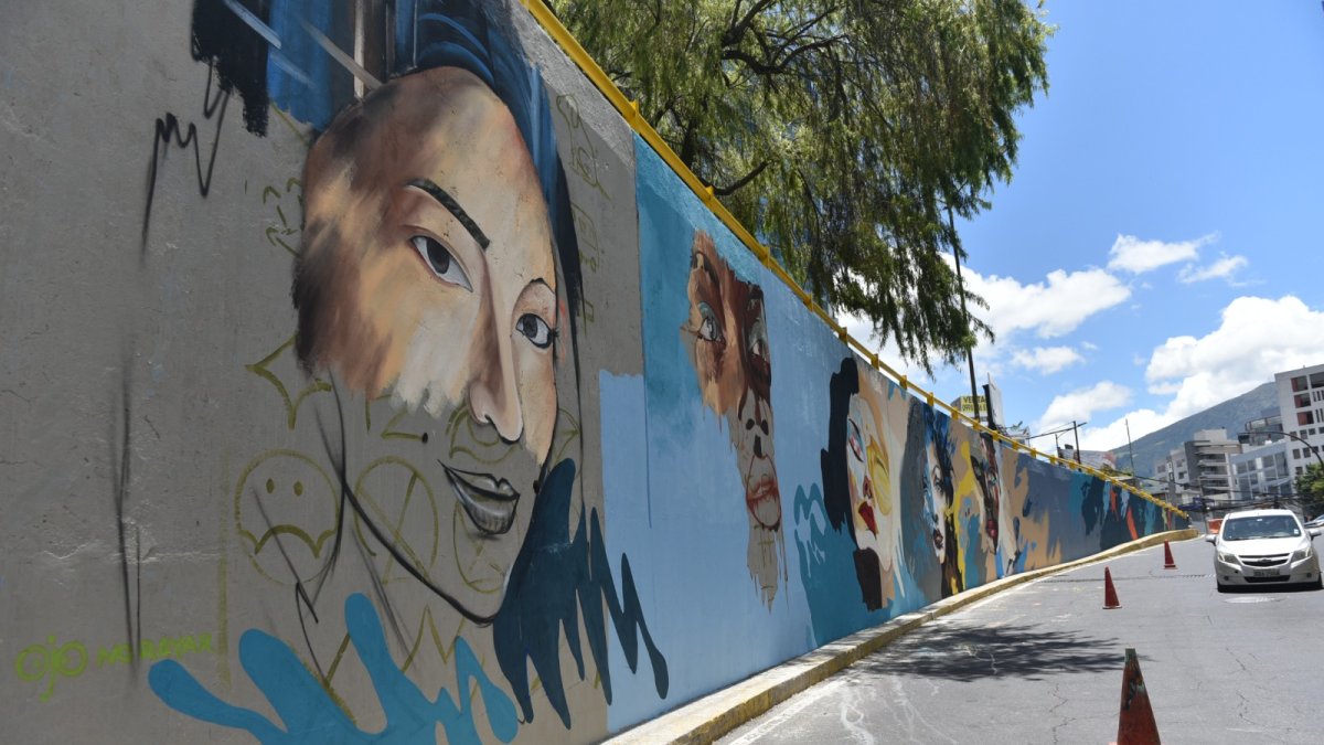 Rostros de mujeres adornan el intercambiador de la plaza Argentina