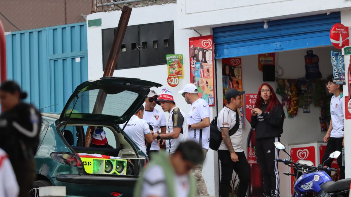 En Ponceano los hinchas se concentran en los exteriores del estadio para consumir bebidas alcohólicas y escuchar música.