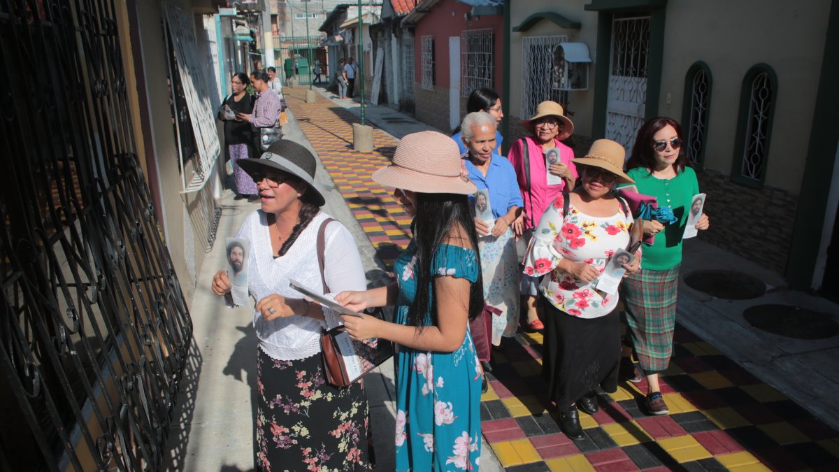 Actividad.- Un grupo de Testigos de Jehová en Guayaquil invitan a sus vecinos al memorial de la muerte de Jesucristo.
