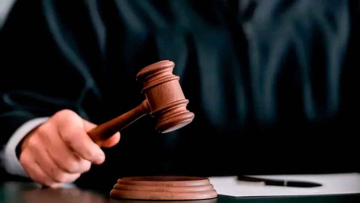 Entre los requisitos para ser juez se establece el ejercicio con probidad notoria de la profesión de abogada o abogado.