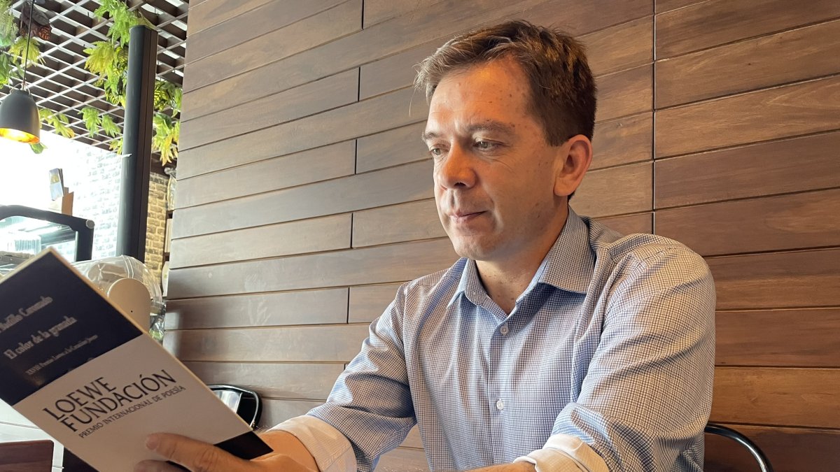 Carlos Váctonez es autor de diez libros de cuentos, seis novelas y un tomo de ensayos..