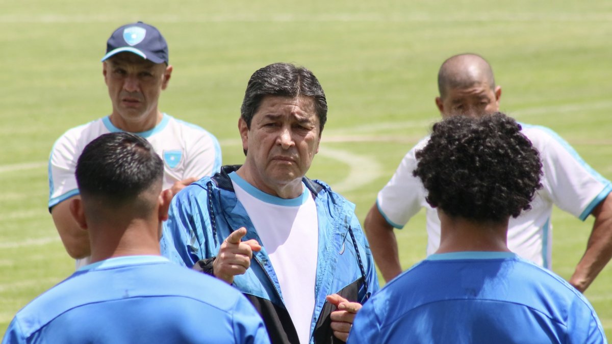 El mexicano Luis Fernando Tena dirige la selección guatemalteca que piensa también en las eliminatorias mundialistas con el antecedente de buenas presentaciones en los torneos Concacaf del año pasado.