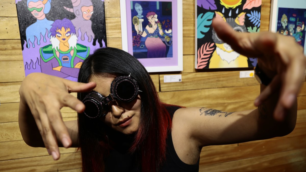 En sus obras, la artista quiteña Lorena Paillacho hace una exploración constante sobre temáticas introspectivas ligadas al mundo de la magia, lo paranormal, el cyberpunk y la ciencia ficción.