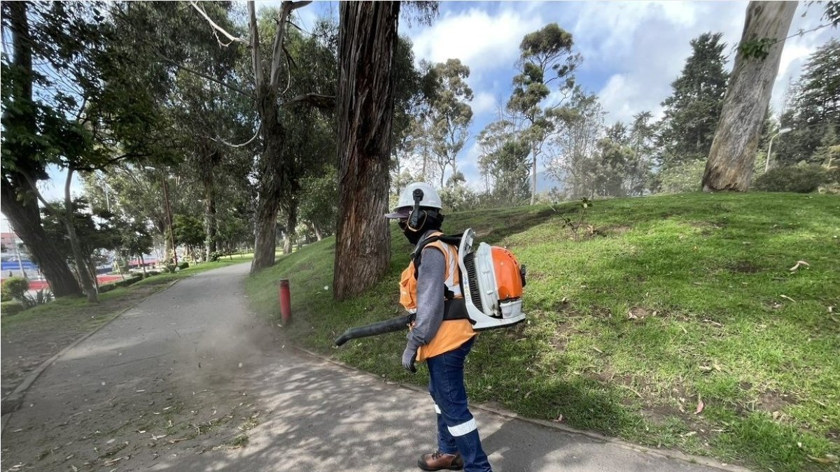 Servidores de la Epmmop realizan trabajos de limpieza y mantenimiento de parques.