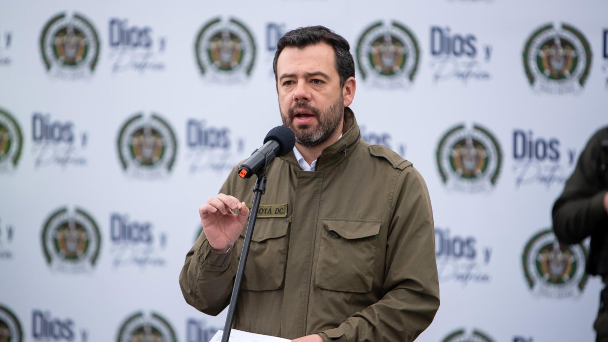 Fotografía cedida por la Alcaldía de Bogotá que muestra al acalde mayor de la ciudad, Carlos Fernando Galán, durante una rueda de prensa.