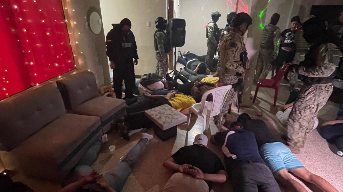 En el sitio estaban varias personas durante el horario del toque de queda.