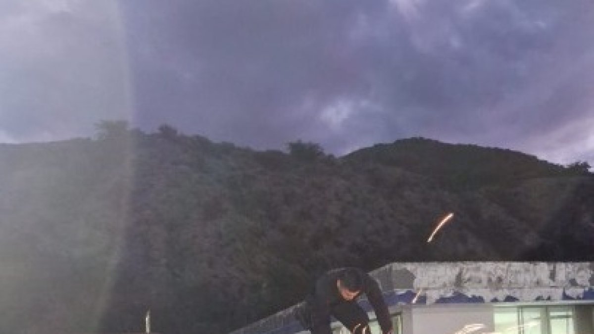 Policía decomisó aproximadamente 200 paquetes de droga ocultos en un vehículo.