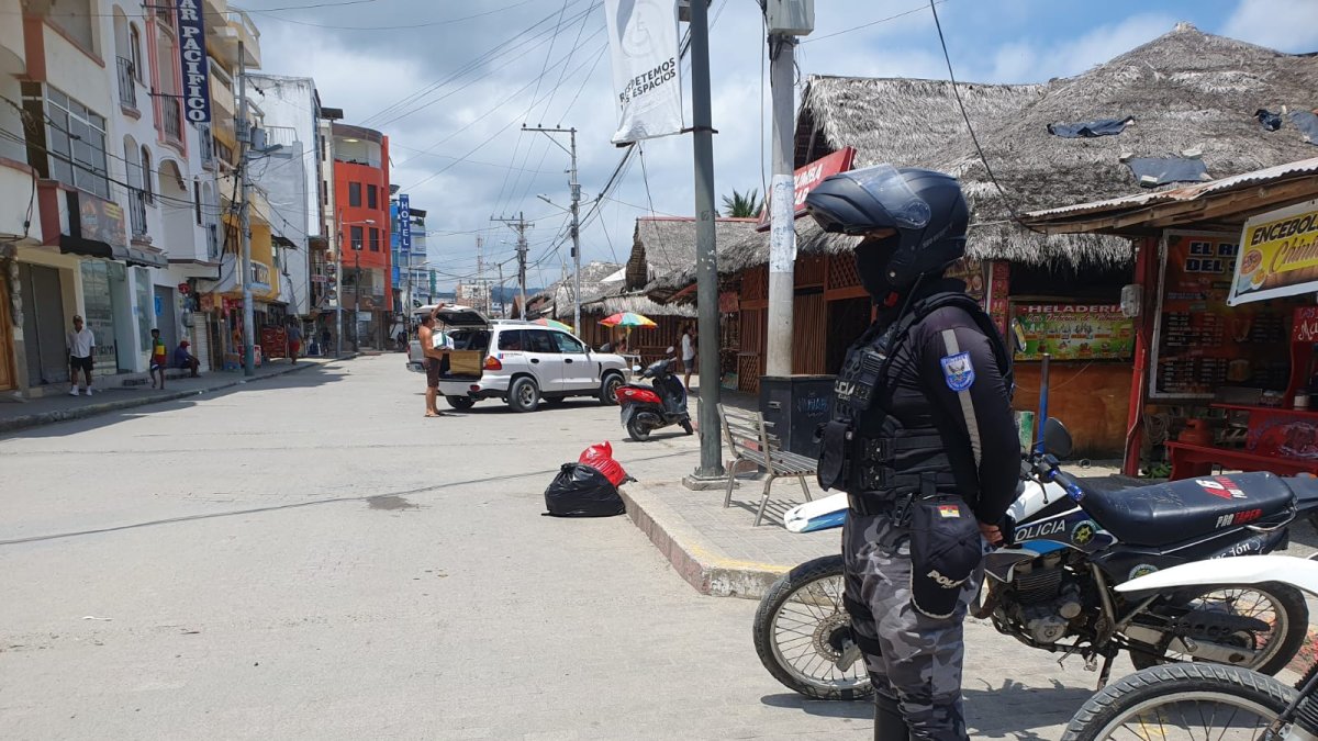 Un policía vigila un sector de la ciudad de Esmeraldas, dentro del estado de excepción.