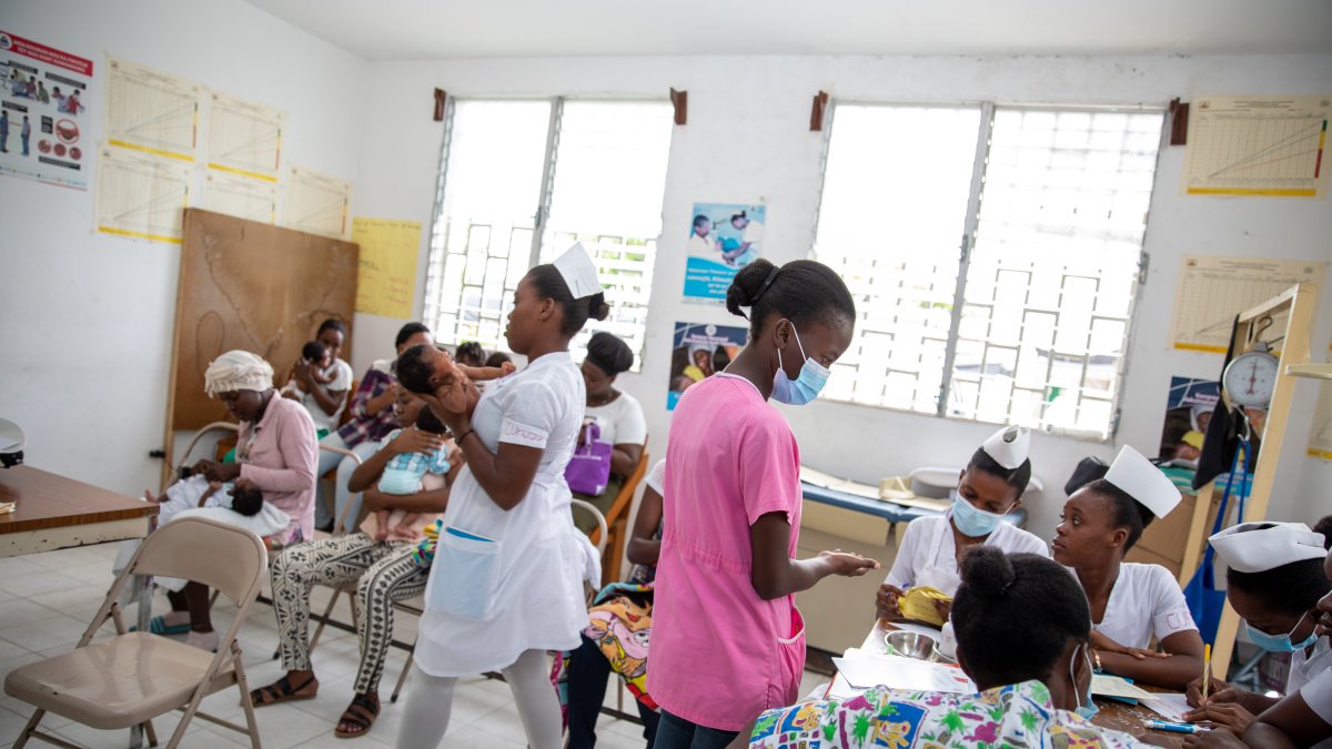 Fotografía sin fecha cedida por Unicef Haití, que muestra a personal sanitario atendiendo en un hospital de Puerto Príncipe (Haití). 