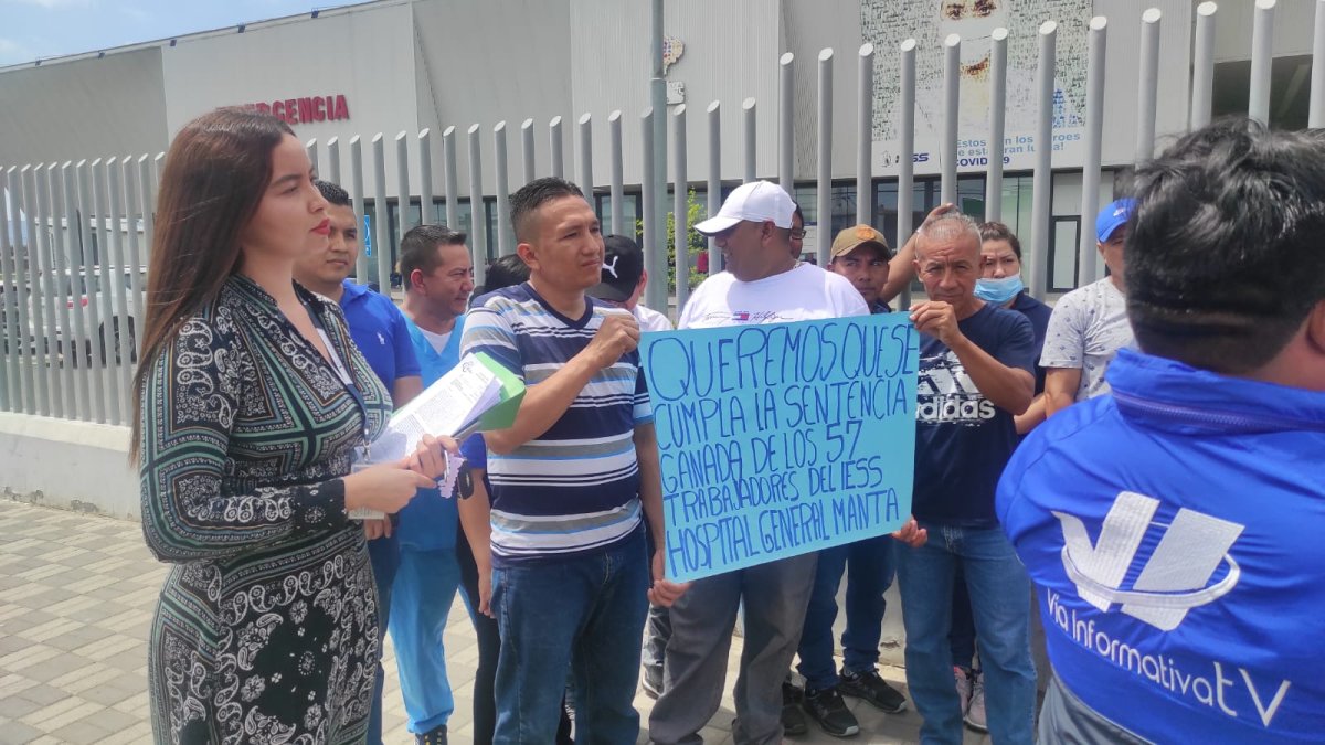 Un grupo de trabajadores del hospital de Manta reclama por el incumplimiento de la acción de protección.