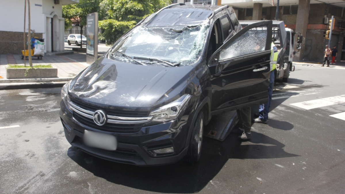 Uno de los dos vehículos quedó con más daños, pues se volcó luego del impacto.