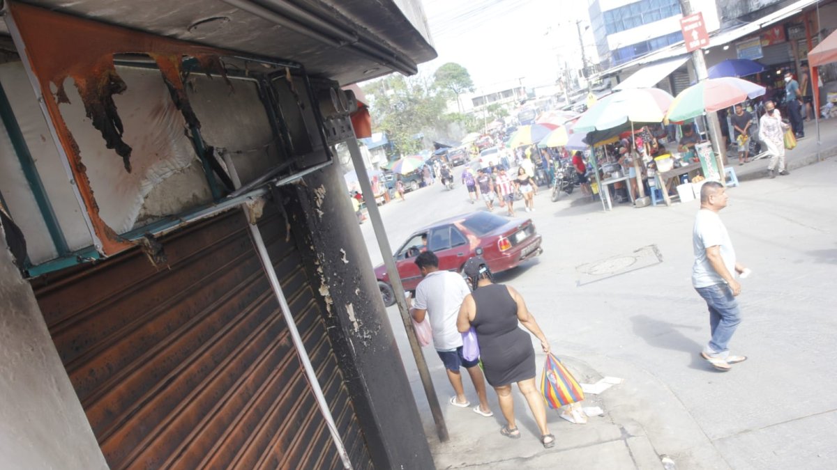 Dos de las tres puertas quedaron dañadas, pero ya lucen reparadas. Tienen marcas de soldadura recién hechas.