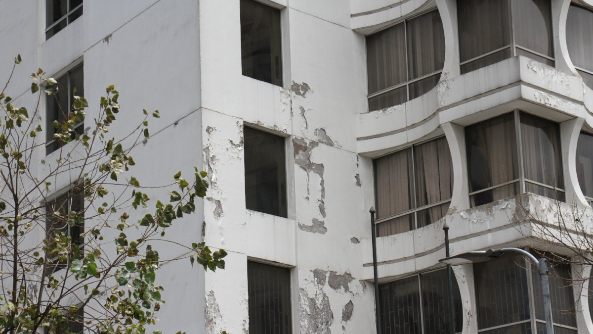 Humedad. Al mirar hacia arriba es común hallar numerosos edificios con evidentes afectaciones, producto de la humedad.