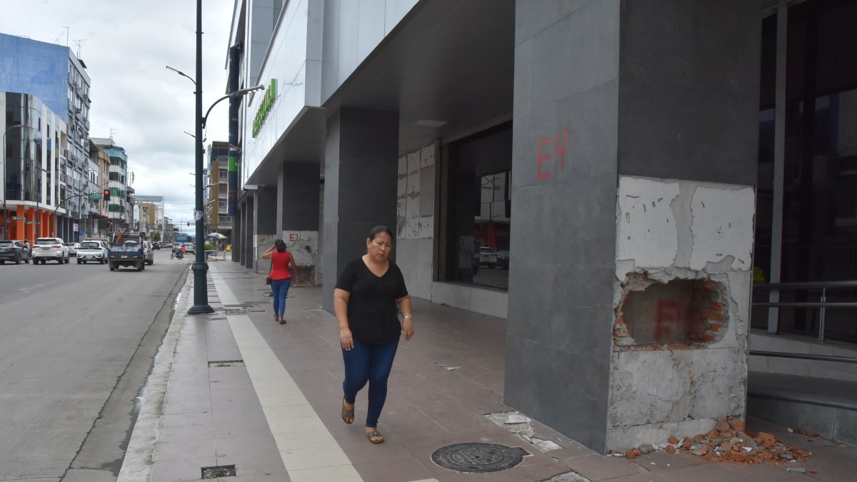El edificio de la Prefectura de El Oro aún está cerrado al público por los daños sufridos hace un año.