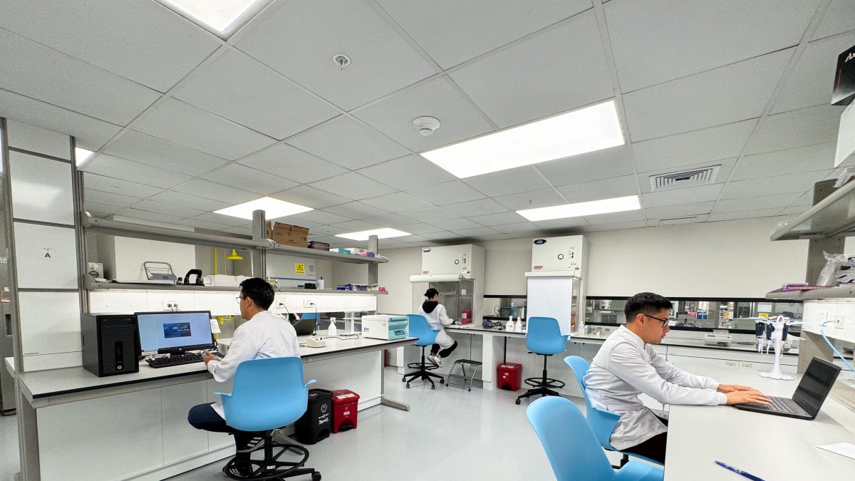 Academia. La UDLA cuenta con un laboratorio de alta tecnología que permite estudios de genética humana.