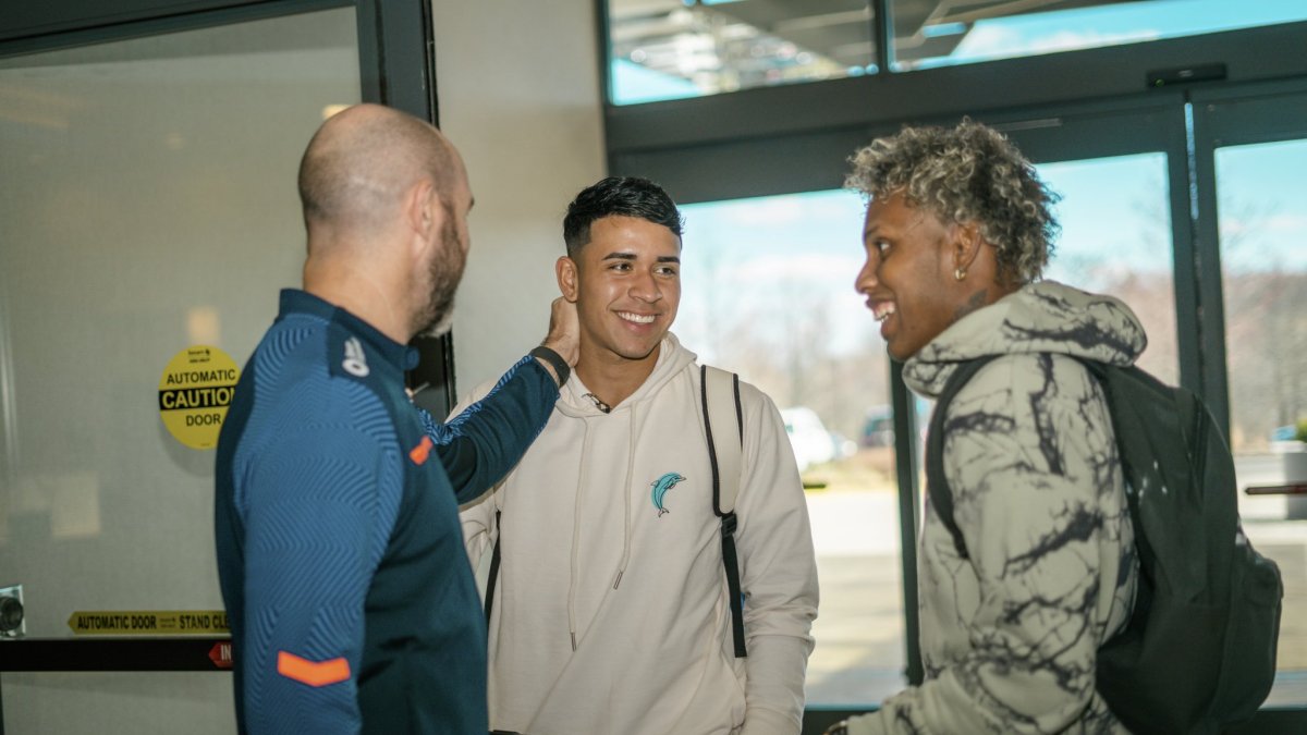 Los jugadores de Independiente, Kendry Páez y Joao Ortiz (d) fueron los primeros a incorporarse a la convocatoria