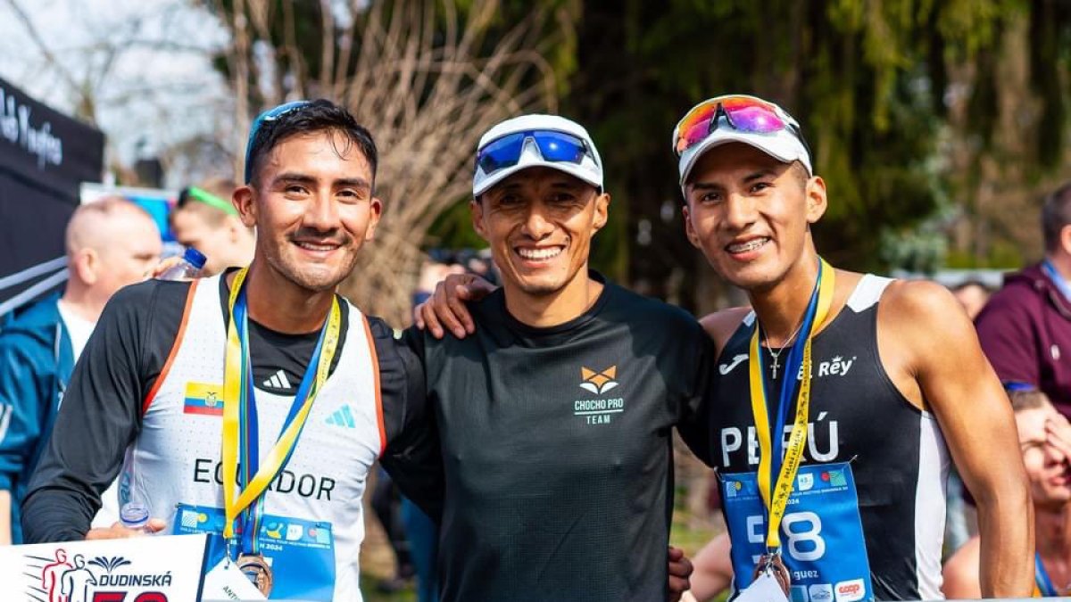 Daniel Pintado (i), junto a su entrenador Andrés Chocho y el peruano César Rodríguez, que fue primero.