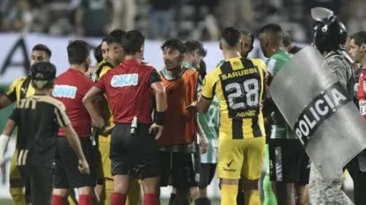 Federico Piccardo, segundo asistente del partido entre al Racing y Peñarol, fue agredido con una pedrada en Uruguay