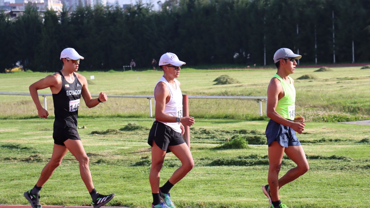 El marchista ecuatoriano David Hurtado (i), ya clasificado a los Juegos Olímpicos de París, le pagaron hasta diciembre. Hay otros a los que les  deben aún más.