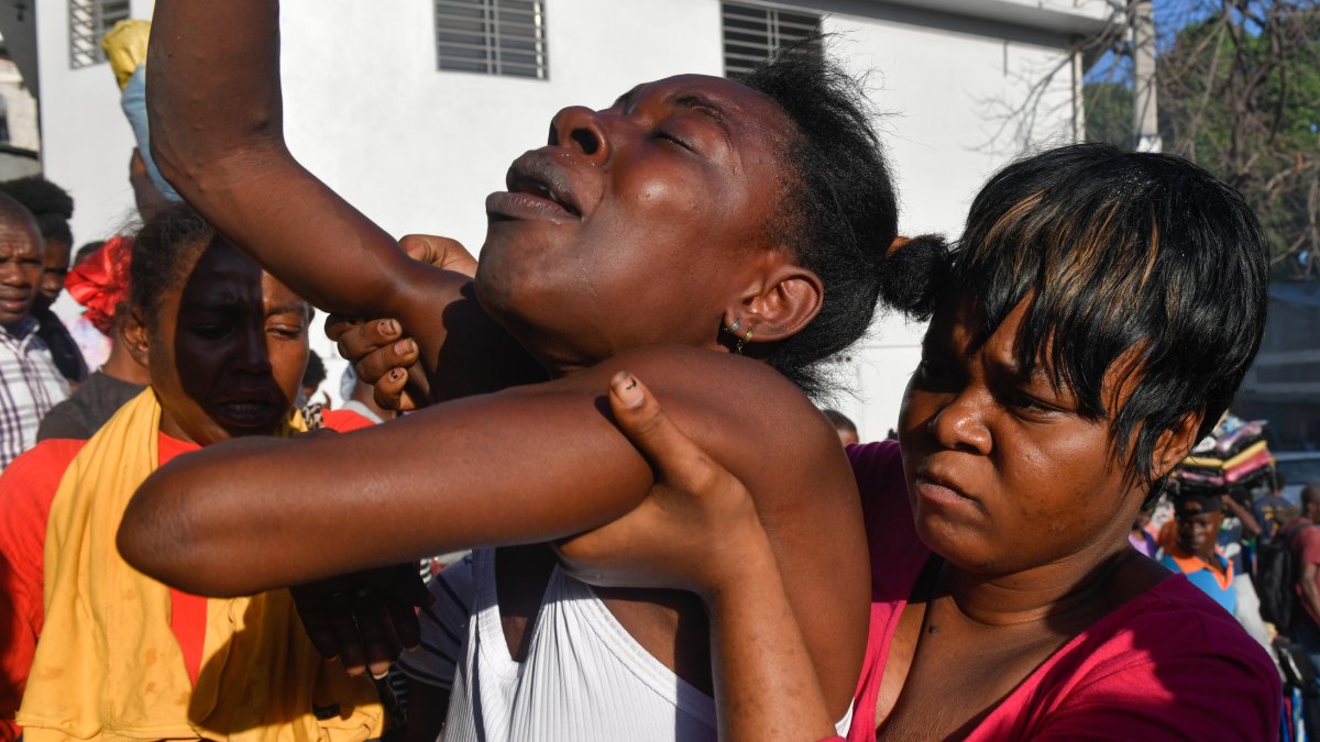 Una mujer reacciona luego de ver el cadáver de un familiar en la calle
